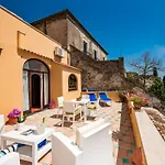 Bright Apartment In Center Of Positano